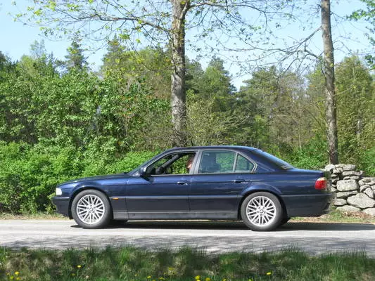 BMW 750i 4.4dm3 benzyna 7L KA81 5K