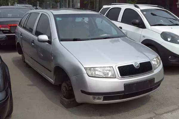 Skoda Fabia 1.2dm3 diesel 5J AC CFWA X0 1 G FM5 FM52R031 14N